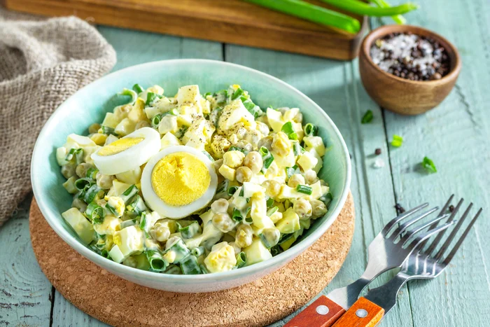 Salata de ouă este o alegere perfectă pentru o masă rapidă / foto: Shutterstock