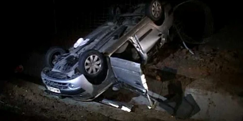 Maşina s-a răsturnat într-un şanţ
