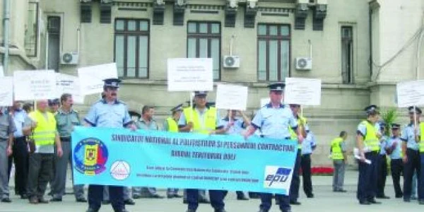 Craiova:Poliţiştii, din nou în stradă pentru sporuri