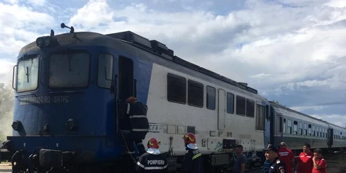 Locomotiva unui tren personal de pe relaţia Podu Olt - Piatra Olt a luat foc în mers Foto Adevărul 1.jpg