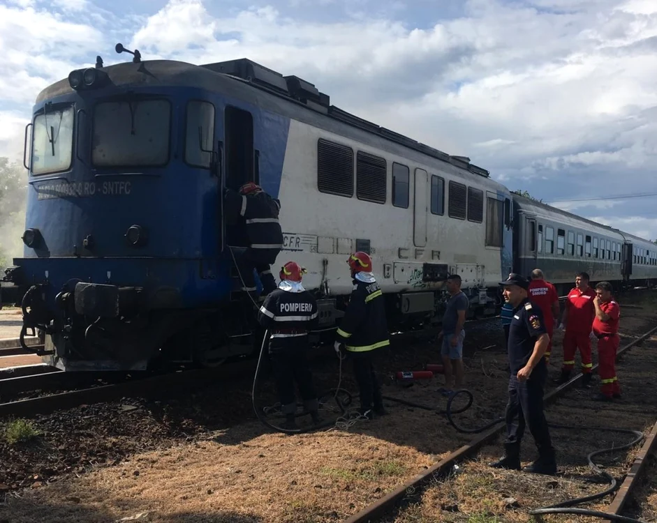 Locomotiva unui tren personal de pe relaţia Podu Olt - Piatra Olt a luat foc în mers, Foto Adevărul