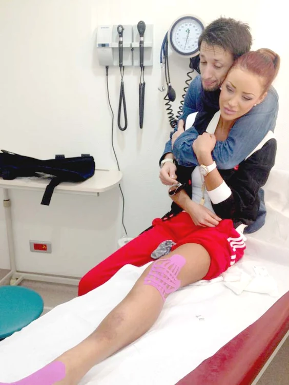 Şi-a pus pe Internet o poză cu piciorul rănit