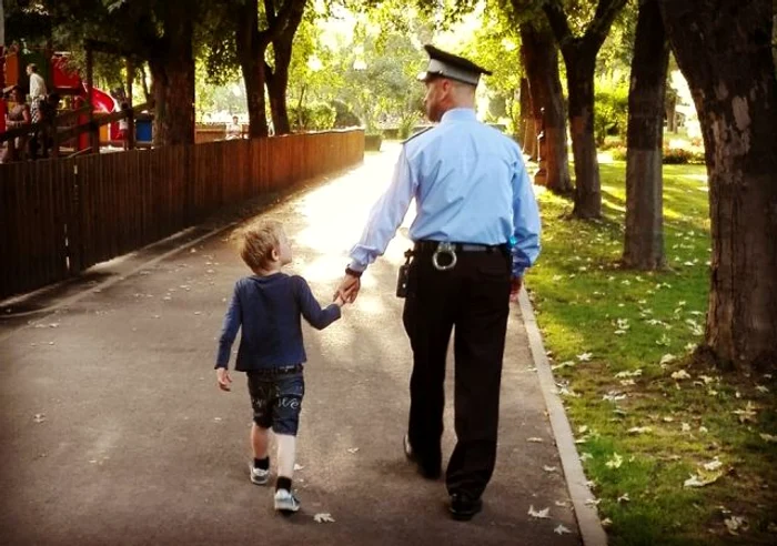 Fotografia - simbol care i-a emoţionat pe mii de româniFoto: Facebook / Fabrica de tatici