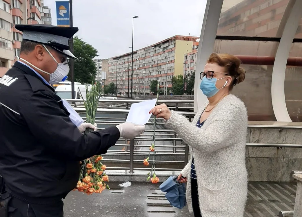 Polițiștii au oferit flori și măști de protecție de Ziua Poliției Localefoto: Poliția Locală