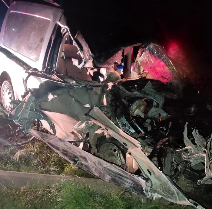 O mașină a fost lovită de tren în Suceava FOTO: ISU Suceava