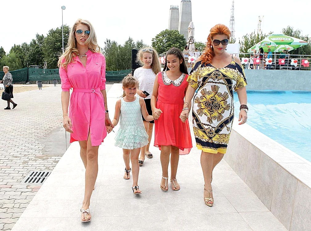 Fosta şi actuala soţie a lui Borcea, alături de Melissa, fetiţa Mihaelei (în rochie roşie) şi de alţi copii din familie