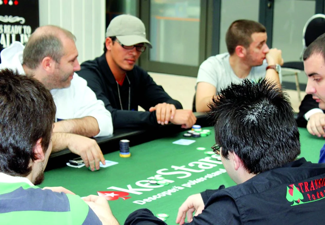 
    Lucian Viziru, jucând poker  