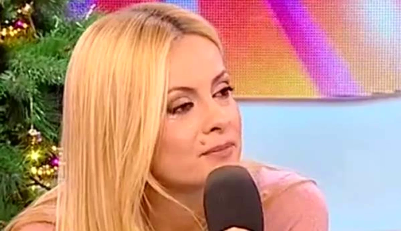 
    Simona Gherghe a plâns în momentul în care cei trei fraţi şi-au revăzut mama după 24 de aniFoto: captură Antena 1  