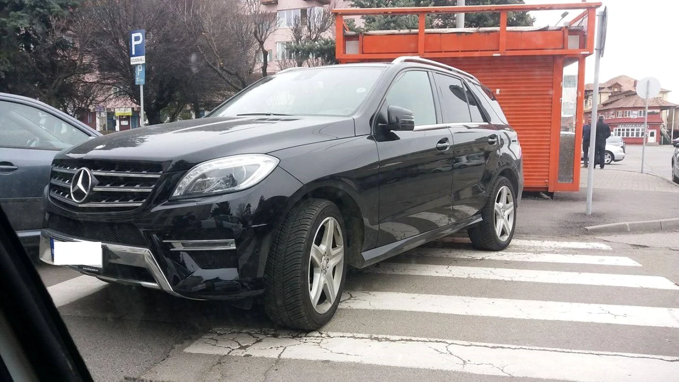 Maşina lui Surupăceanu a fost parcat ore în şir pe trecerea de pietoni          Foto: radiotargujiu.ro