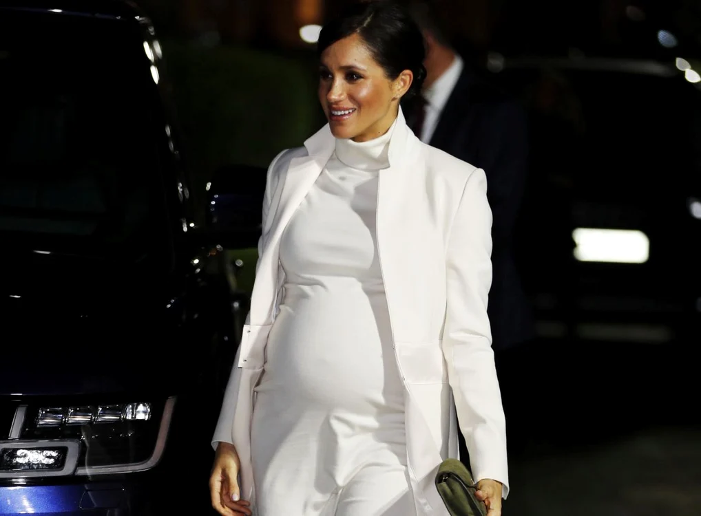 
    Meghan Markle a arătat impecabil într-o rochie Calvin KleinFoto: Getty Images  