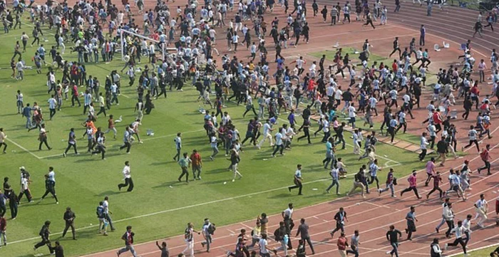 Fanii au invadat terenul Foto/EPA