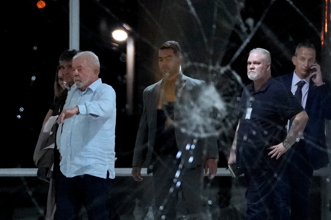 Președintele Lula vizitând Palatul prezidențial în noaptea de duminică spre luni FOTO Profimedia