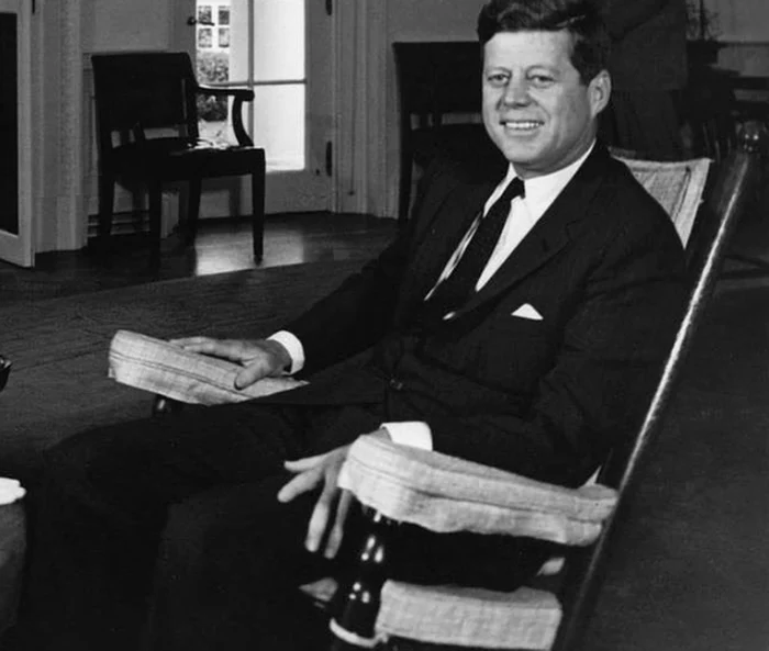 
     Le dăruia apropiaţilor săi câte un balansoar drept cadouclickpentrufemei.ro  