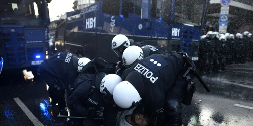 Forţele de Poliţie se luptă cu protestatarii în timpul unui marş contra summitului economic G20 la Hamburg Germania FOTO Guliver / Getty Images / Alexander Koerner