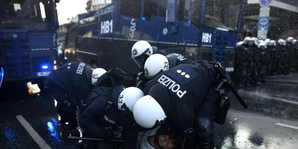 Forţele de Poliţie se luptă cu protestatarii în timpul unui marş contra summitului economic G20 la Hamburg Germania FOTO Guliver / Getty Images / Alexander Koerner 