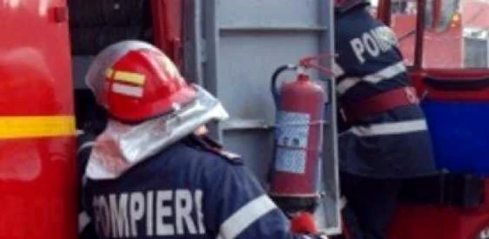 Intervenţia pentru stingerea incendiului a durat aproape două ore