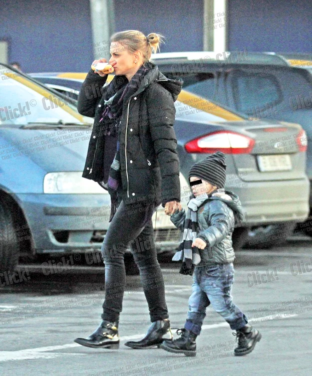 Şi-n plimbările cu băieţelul ei, Jojo abia se ţine pe picioare