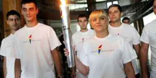Mai mulţi tineri poartă torţa până la limita judeţului Timiş, unde o vor preda unui alt grup