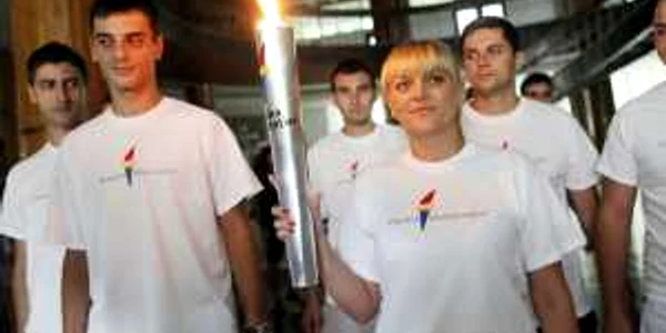 Mai mulţi tineri poartă torţa până la limita judeţului Timiş, unde o vor preda unui alt grup 