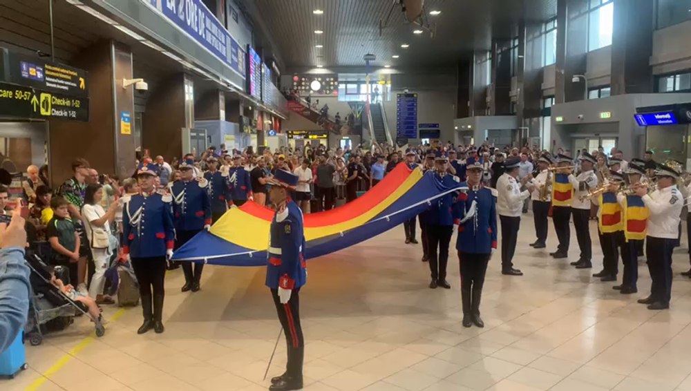 Ziua Drapelului Național, marcată pe Aeroportul Otopeni. Structuri ale MAI au oferit un moment de patriotism