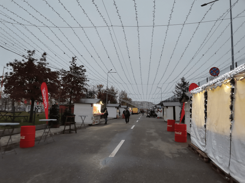 Târgul de Crăciun care te pregătește de blackout. „Am tras obloanele la lanternă”. O oră pe patinoar costă 45 lei VIDEO