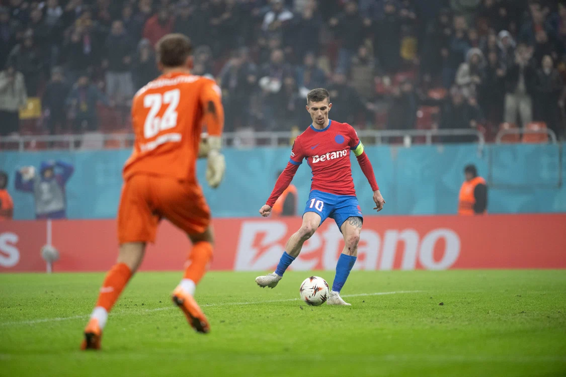 Florin Tănase (dreapta) a adus victoria pentru FCSB (FOTO: Sportpictures)
