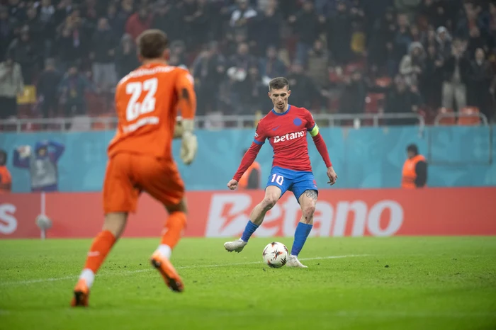Florin Tănase (dreapta) a adus victoria pentru FCSB (FOTO: Sportpictures)