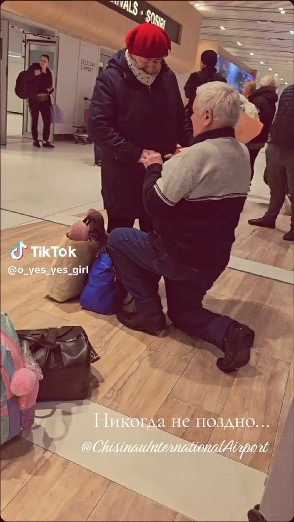 Inimi reunite: Un bărbat și-a cerut iubita din tinerețe de soție, după 45 de ani de despărțire. Imaginile de la Aeroportul Chișinău au devenit virale