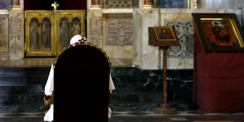 Papa Francisc rugandu-se singur in Catedrala Aleksandr Nevski din Sofia FOTO Yara Nardi/ Pool