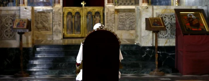 Papa Francisc rugandu-se singur in Catedrala Aleksandr Nevski din Sofia FOTO Yara Nardi/ Pool