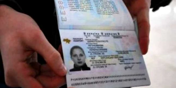 Maramureş: O tânără şi-a modificat cu pixul datele din paşaportul expirat