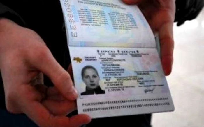 Maramureş: O tânără şi-a modificat cu pixul datele din paşaportul expirat