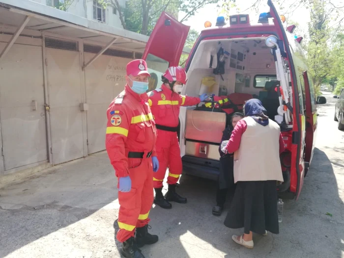 Bătrâna a primit îngrijiri medicale la faţa locului Foto: ISU Galaţi