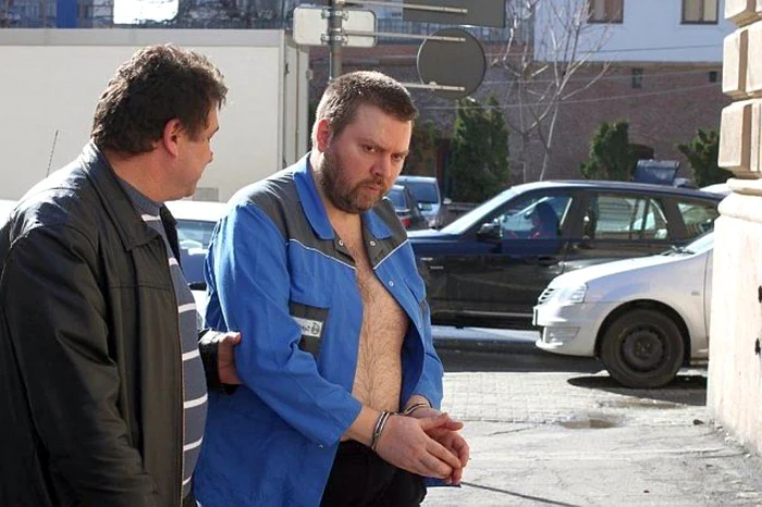 Bărbatul care şi-a ucis mama a fost dus la Parchet. FOTO: pressalert.ro