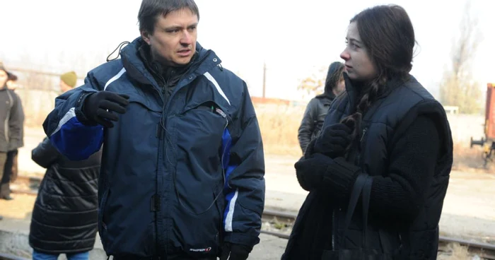 Cristian Mungiu şi Cosmina Stratan, la filmările pentru "După dealuri"