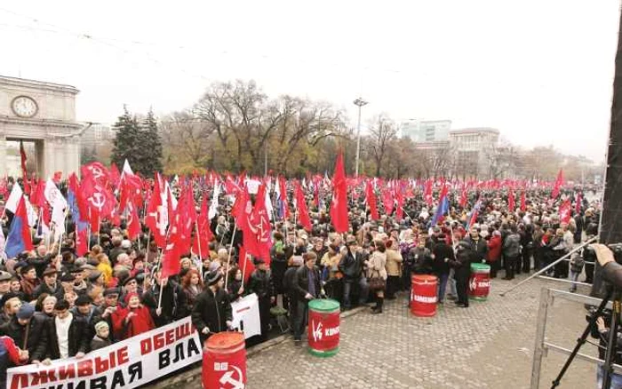 Simpatizanţii PCRM au fluturat steaguri roşii, albe şi bicolore, nu şi drapelul de stat Foto: Tudor Iovu