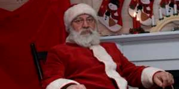 Omul din spatele costumului roşu are o poveste foarte interesantă Foto: Alex Policală