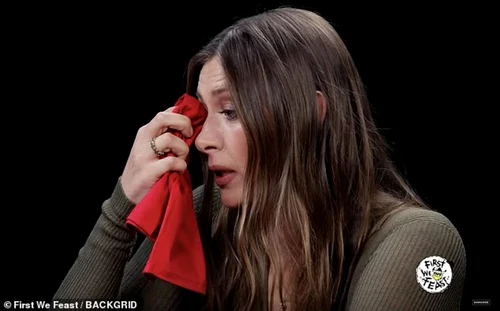 Maria Sharapova, greu încercată la provocarea emisiunii Hot Ones. Foto First We Feast jpeg