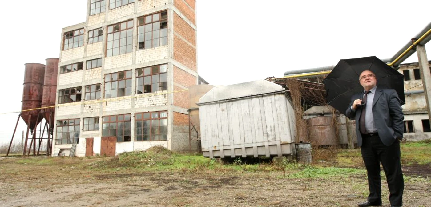 Ion Banu, în faţa activelor Agromec de care s-a ales praful. Foto: Adevărul