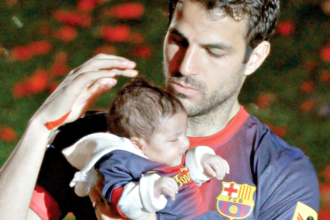 Lionel Messi este  un tătic foarte  drăgăstos cu  micuţul Thiago (Fotografii: Reuters)