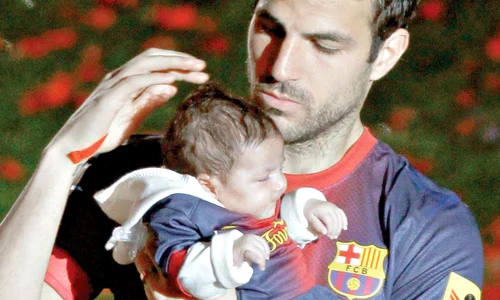 Lionel Messi este  un tătic foarte  drăgăstos cu  micuţul Thiago (Fotografii: Reuters) jpeg