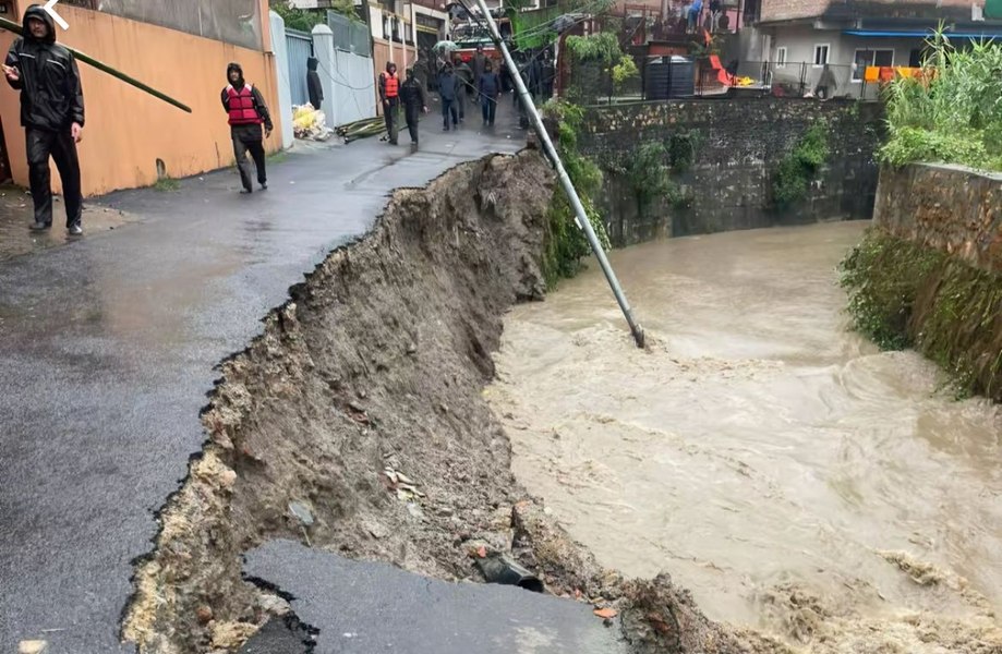 Inundații și alunecări de teren în Nepal. Bilanțul a urcat la 51 de morți 