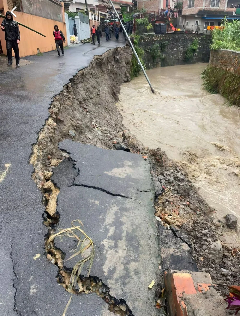 Inundații și alunecări de teren în Nepal. Bilanțul a urcat la 51 de morți