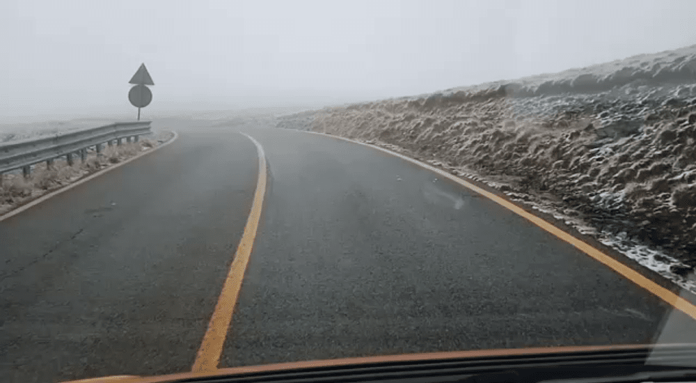 Șoferi înzăpeziți pe Transalpina. Au sunat la 112 să ceară ajutor, apoi au plecat fără să mai anunțe VIDEO
