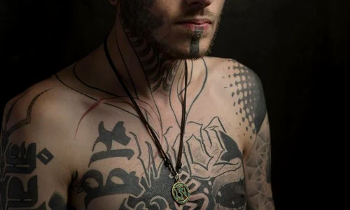 Mark Leaver încearcă prin fotografiile sale să alunge preconcepțiile cu privire la oamenii tatuați pe față jpeg