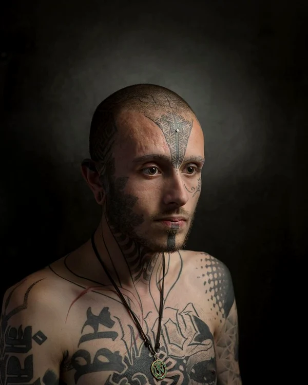 Mark Leaver încearcă prin fotografiile sale să alunge preconcepțiile cu privire la oamenii tatuați pe față