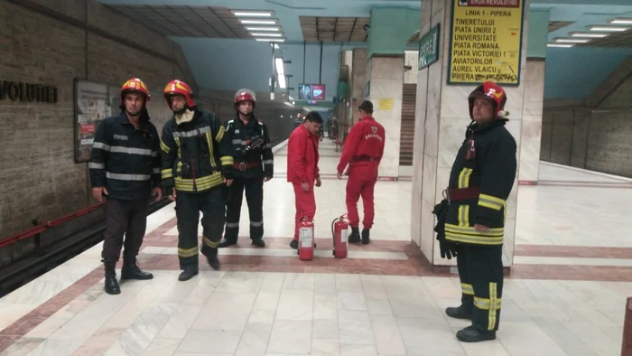 Degajare de fum la nivelul peronului în staţia de metrou Eroii 
Revoluţiei. FOTO: ISU Bucureşti