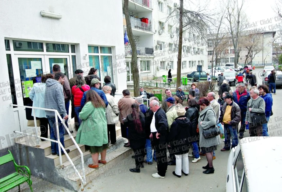
    Sute de oameni au luat cu asalt ghişeele  