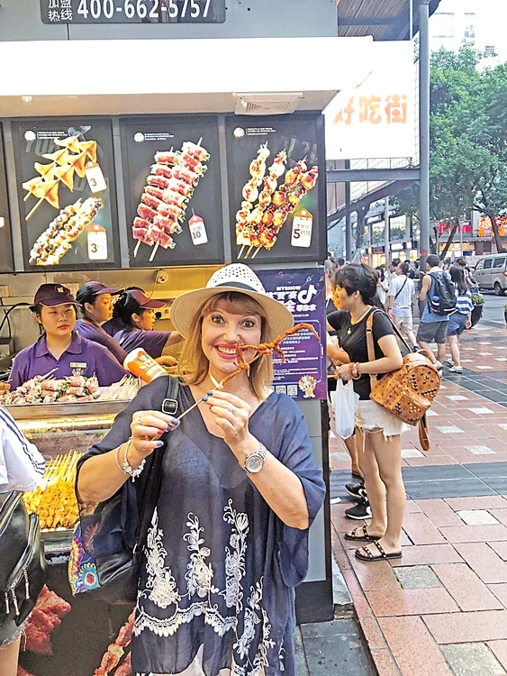 A mâncat frigărui de caracatiţă în Chongqing, cel mai mare oraş al Chinei