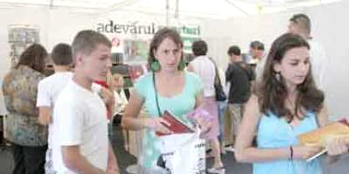 Constanţa: Litoral 2009 / Mii de cărţi „Adevărul“, vândute în câteva ore